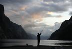Einsamer Angler am Fjord