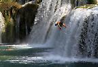 Wasserspringer in den Wasserfällen des Krka Nationalparks (Kroatien)