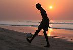 Strandfußballer an einem Strand nahe Bakau (Gambia)
