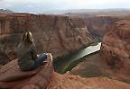 Touristin am Horseshoe Bend nahe Page, Arizona (USA)