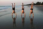 Sportliche Touristen am Strand von Diembering, Casamanche (Senegal)