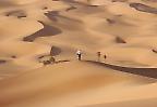 Einsamer Wanderer in den Sanddünen des Erg Ubari (Libyen)