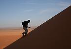 Dünenbesteigung im Erg Chebbi, Sahara (Marokko)