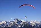 Paraglider über dem Tannheimer Tal, Tirol (Österreich)