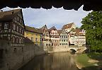 Kocher und historische Gebäude in der Altstadt von Schwäbisch Hall, Baden-Württemberg