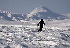 Skiwanderer in der Eiswüste Spitzbergens (Norwegen)