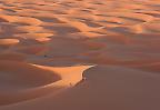 Touristen in den Sanddünen des Erg Chebbi (Marokko)