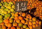 Orangen im Angebot auf dem Markt von Pucallpa (Peru)