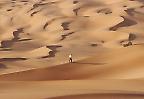 Wanderer in den Sanddünen des Erg Ubari (Libyen)