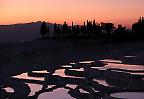 Abendstimmung an den Sinterterrassen von Pamukkale (Türkei)