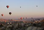 Heißluftballons am Morgenhimmel nahe Göreme, Kappadokien (Türkei)