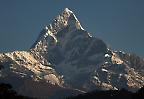 Der heilige Berg Machapuchare im Annapurna-Massiv nahe Pokhara, Himalaya (Nepal)