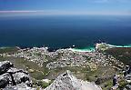 Blick vom Tafelberg auf Camps Bay, einen Vorort von Kapstadt (Südafrika)