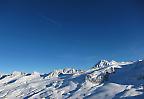 Einsames Flugzeug am Himmel über den Ötztaler Alpen (Österreich/Italien) 