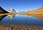 Das Matterhorn spiegelt sich im Wasser des Riffelalpsee, Wallis (Schweiz)