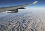 Blick aus dem Flugzeug auf das unwirtliche Bergland Zentralasiens (Asien)