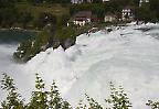 Der sommerliche Rheinfall nahe Schaffhausen (Schweiz)