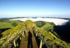 Caldeira das Sete Cidades auf der Insel Sao Miguel im Nebel , Azoren (Portugal)