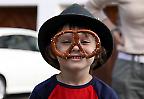 Junge mit Brezel-Brille
