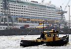 Kleines Hafenboot vor Kreuzfahrschiff im Hamburger Hafen