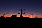 Stromleitungen am Abendhimmel über der Altstadt von Chiwa (Usbekistan)