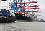 Frachtschiff im Hafen von Hamburg, im Hintergrund die Köhlbrandbrücke (Deutschland)