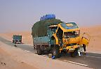 Pannen-LKW an der Wüstenstraße zwischen Nouadhibou und Nouakchott (Mauretanien)