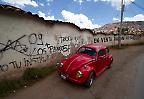 Roter VW-Käfer in den Gassen von Cuzco Peru)
