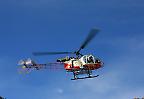 Hubschrauber beim Materialtransport, Kanton Wallis (Schweiz)