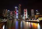 Farbenfrohe Skyline bei Nacht (Singapur)