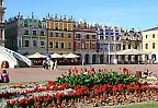 Farbige Häuserreihe am Marktplatz von Zamosc (Polen)