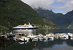 Kreuzfahrtschiff im Geirangerfjord (Norwegen)