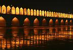 Die Si-o-se pol Brücke bei Nacht, Isfahan (Iran)