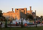 Sommerabend in Samarkand, im Hintergrund, die um den Registan angelegten Medressen (Usbekistan)