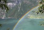 Regenbogen über dem Geiranger-Fjord (Norwegen)