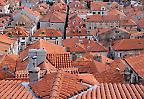 Blick von der Stadtmauer auf die Dächer der Altstadt von Dubrovnik (Kroatien)