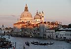 Gondeln vor der Kirche Santa Maria della Salute, Venedig (Italien)