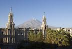 Kathedrale in Arequipa, im Hintergrund der Vulkan Misti (Peru)