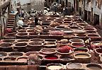 Ledergerber und -färberei in der Altstadt von Fes (Marokko)