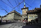 Kabelgewirr vor dem Glockenturm in der Altstadt von Bern (Schweiz)
