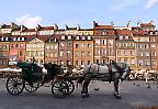 Kutsche auf dem Marktplatz in der Altstadt von Warschau (Polen)