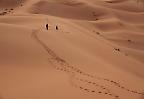 Fußspuren in den Sanddünen des Erg Chebbi, Sahara (Marokko)