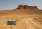 Einsamer Wegweiser im Antiatlas südlich von Tafraoute (Marokko)