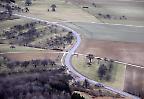 Landstraße am Fuße der Schwäbischen Alb bei Bissingen/Teck (Deutschland)