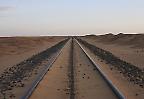 Eisenbahnlinie in der Wüste südwestlich von Kairo (Ägypten)
