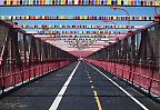 Farrbenfroher Radweg auf der Williamsburg Bridge, New York City (USA)