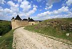 Gepflasterter Weg zur Burg von Chotyn (Ukraine)